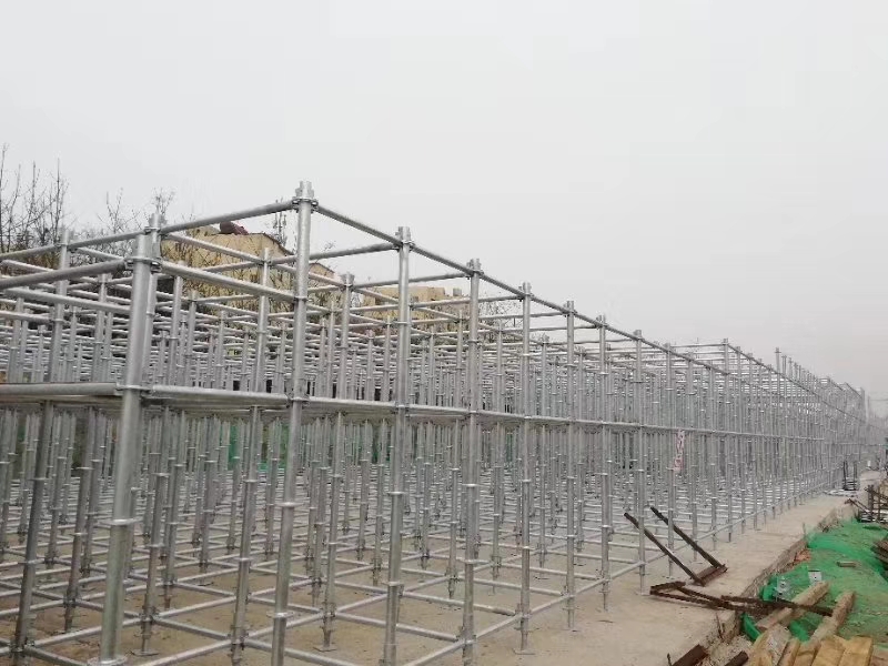 搭建腳手架橫向掃地桿與縱向掃地桿時，怎么設置好？ (圖1)